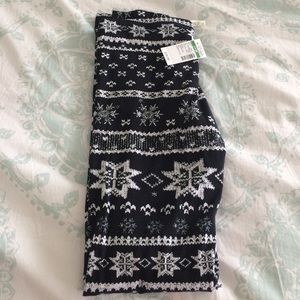 NWT Black/White Snowflake Leggings